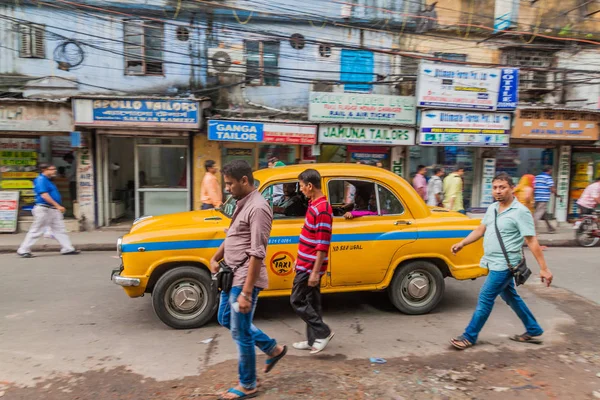 Kolkata, Hindistan - 27 Ekim 2016: Kalküta, Hindistan Merkezi sarı Hindustan Büyükelçi takside görünümünü