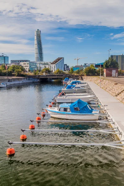 Small Boats Turbinkanalen Canal Malmo Sweden Turning Torso Building Background — Stock Photo, Image