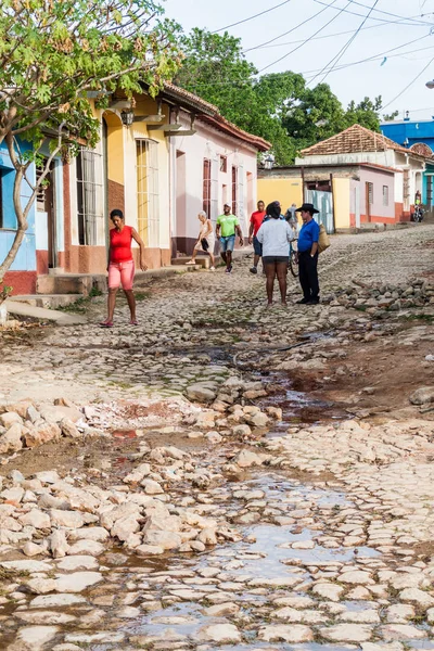 Trinidad, Küba - 8 Şubat 2016: Trinidad, Küba'nın merkezi bir Arnavut kaldırımlı sokakta görünümünü.