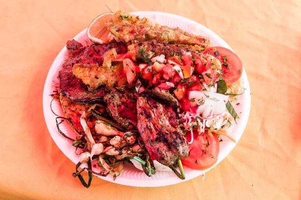 Juayua のメイン広場村 サルバドルの週末フードコートで野菜と肉 — ストック写真