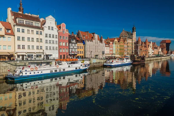 Gdansk, Polonya - 1 Eylül 2016: Gdansk, Polonya Motlawa ırmak Riverside ev sahipliği yapmaktadır. Arka planda Ortaçağ vinç.