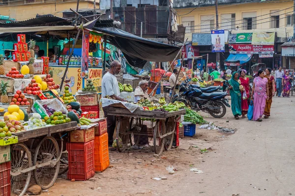 バラナシ インドのバラナシ インド 2016 通りフルーツ屋台 — ストック写真