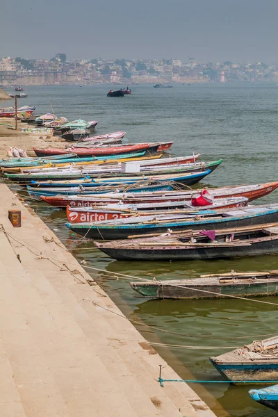 Varanasi India October 2016 Small Boats Ghats Riverfront Steps Leading — Stock Photo, Image