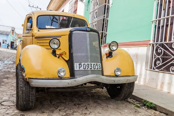 Trinidad, Küba - 8 Şubat 2016: Vintage Ford araba Trinidad, Küba'nın ortasındaki bir sokakta.
