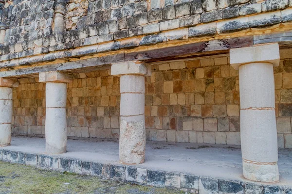 Rahibenin Quadrangle (Cuadrangulo de las Monjas) bina kompleksinde antik Maya şehir Uxmal, Meksika kalıntıları, sütunları