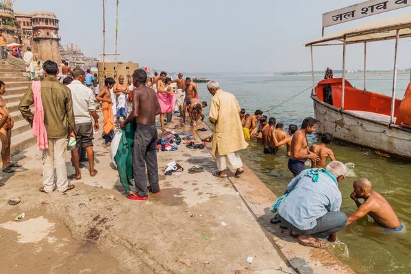 Varanasi, Hindistan - 25 Ekim 2016: Yerel halkın kendilerini Ganj Rover Varanasi, Hindistan Ghat (riverfront adım), kutsal su yıkayın