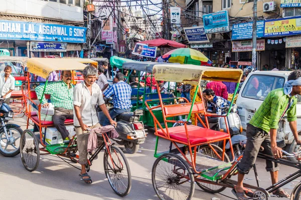 Delhi, Hindistan - 22 Ekim 2016: Sokak trafik Merkezi Delhi, Hindistan.