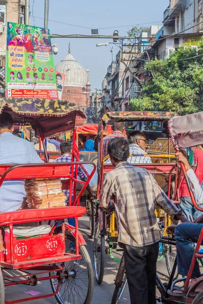 Delhi, Hindistan - 22 Ekim 2016: Sokak trafik Merkezi Delhi, Hindistan.