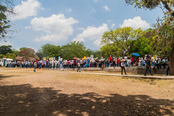 Copan Ruinas, Honduras - 12 Nisan 2016: Yerli halkın minery arkeolojik park Copan, Honduras yakınındaki karşı protesto