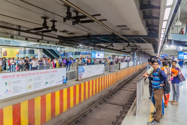 Delhi Índia Outubro 2016 Commuters Rajiv Chowk Metro Station Center — Fotografia de Stock