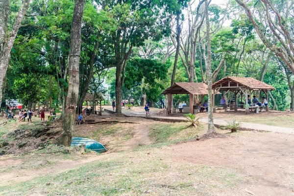 Pulhapanzak, Honduras - 18 Nisan 2016: İnsanlar Pulhapanzak şelale çevreleyen bir rekreasyon alanı ziyaret edin.