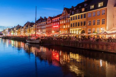 Copenhagen, Danimarka - 27 Ağustos 2016: Nyhavn bölge mimarisi eski şehir Kopenhag, Danimarka, akşam Panoraması