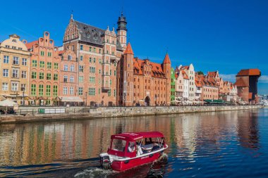 Gdansk, Polonya - 1 Eylül 2016: Gdansk, Polonya Motlawa ırmak Riverside ev sahipliği yapmaktadır. Arka planda Ortaçağ vinç.