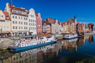 Gdansk, Polonya - 1 Eylül 2016: Riverside evler Motlawa River Gdansk, Polonya