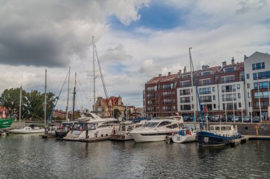 Gdansk, Polonya - 2 Eylül 2016: Gdansk, Polonya Motlawa Nehri üzerinde bir bağlantı noktası, yatlar.