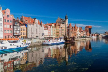 Gdansk, Polonya - 1 Eylül 2016: Gdansk, Polonya Motlawa ırmak Riverside ev sahipliği yapmaktadır. Arka planda Ortaçağ vinç.