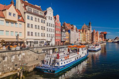 Gdansk, Polonya - 1 Eylül 2016: Gdansk, Polonya Motlawa ırmak Riverside ev sahipliği yapmaktadır. Arka planda Ortaçağ vinç.