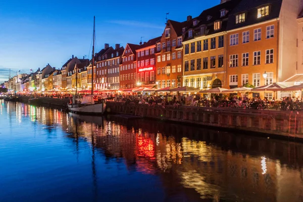 丹麦哥本哈根 2016年8月27日 丹麦哥本哈根老城尼哈芬区建筑的黄昏全景 — 图库照片