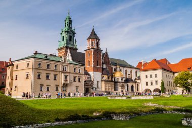 Krakow, Polonya - 3 Eylül 2016: Turist Wawel Kalesi, Krakow, Polonya ziyaret edin