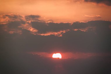 arka plan üzerinde güzel kırmızı günbatımı