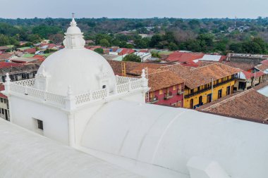 Leon, Nikaragua katedralde badanalı çatısı