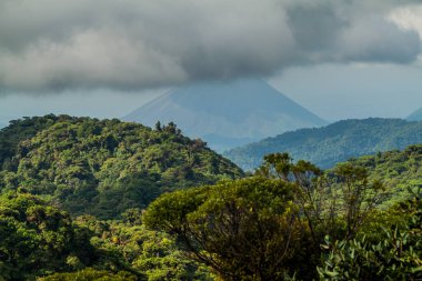 Bulut Reserva Biologica Bosque Nuboso Monteverde Kosta Rika kapsayan orman. Arka planda Arenal yanardağ.