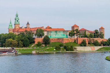 Krakow, Polonya Wawel Kalesi önünde Vistula Nehri