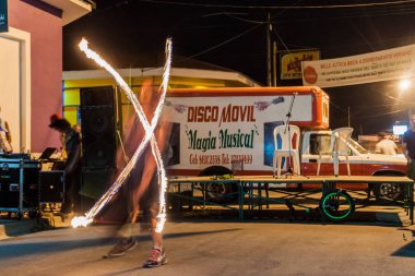 Esteli, Nikaragua - 23 Nisan 2016: Sanatçılar Esteli onların fireshow sırasında.