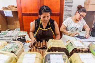 Esteli, Nikaragua - 21 Nisan 2016: İşçi ambalaj puro Esteli Tabacalera Santiago puro fabrikasında.