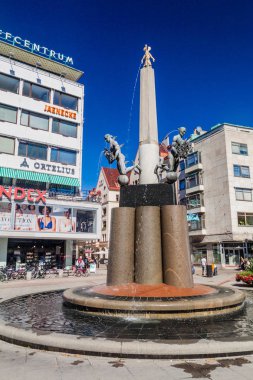Malmö, İsveç - 27 Ağustos 2016: Tivoli Meydanı Malmo İsveç'in Çeşme.