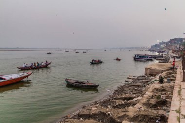 Varanasi, Hindistan - 25 Ekim 2016: Varanasi, Hindistan nehir Ganj kıyısında önde gelen küçük tekne yakınındaki Ghats (riverfront adım)