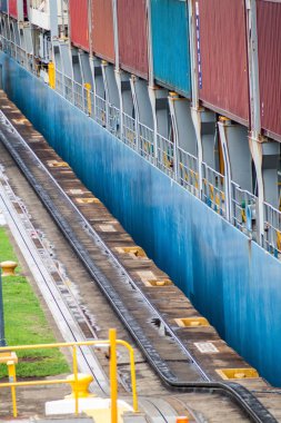 Konteyner gemisi Gatun kilitler ve Panama Kanalı bir parçası geçiyor.