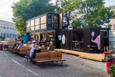 Tallinn, Estonya - 23 Ağustos 2016 yılında: kapları Tallinn Telliskivi yaratıcı şehirde yapılan Cafe.