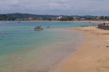 Trincomalee, Sri Lanka - 23 Temmuz 2016: insanlar bir plajda Trincomalee, Sri Lanka