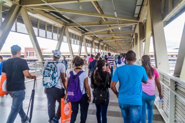 Panama City, Panama - 30 Mayıs 2016: Albrook otobüs terminaline Panama City'deki Corredor Norte yol geçiş yaya üstgeçidi.