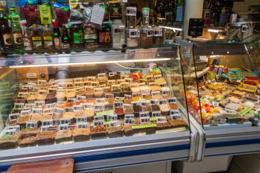 Riga, Letonya - 19 Ağustos 2016: Gıda durak Riga Merkez Market, Letonya