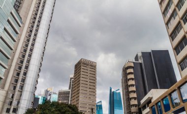 Yüksek binaların ve Panama City'deki bir yerel otobüs