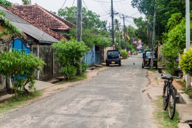 Bir sokak Trincomalee, Sri Lanka görünümünü Trincomalee, Sri Lanka - 23 Temmuz 2016: