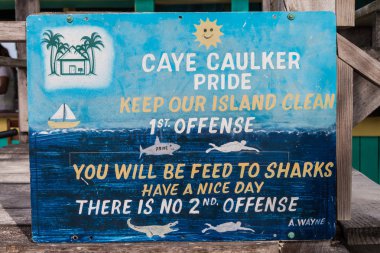 Caye Caulker, Belize - 2 Mart 2016: temizlik köyde Caye Caulker, Belize teşvik sloganı boyalı