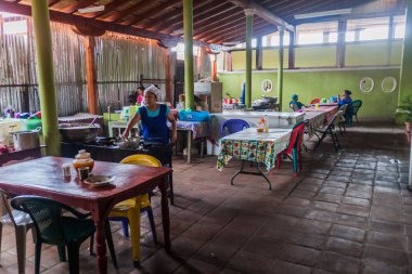 Granada, Nikaragua - 29 Nisan 2016: Küçük eatery Granada, Nikaragua Mercado Belediye pazarında