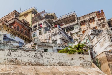 Binalarda, Hindistan'da Varanasi, Ganj Nehri'nin kutsal Ghat (riverfront adım)