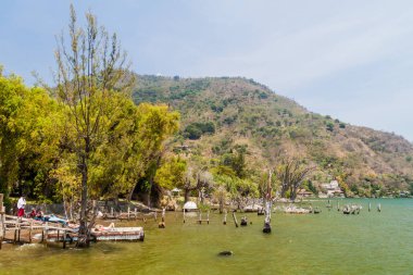 San Marcos La Laguna, Guatemala - 25 Mart 2016: İnsanlar Atitlan kıyı Gölü.