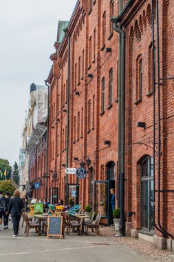 Helsinki, Finlandiya - 25 Ağustos 2016: Helsinki, Finlandiya kafelerde dönüştürülmüştür tuğla harbor binaları