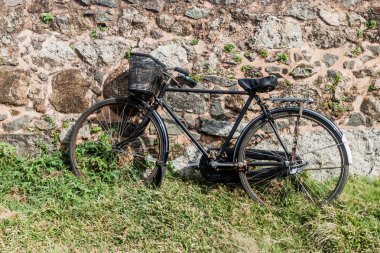 Bisiklet ve eski bir sur duvarı Galle, Sri Lanka