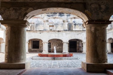 Antigua Guatemala Guatemala kentindeki manastırda Santa Teresa Courtyard Çeşme.