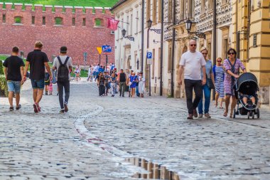 Krakow, Polonya - 3 Eylül 2016: Peopke yürüyüş merkezi Krakow, Polonya bir Arnavut kaldırımlı sokakta