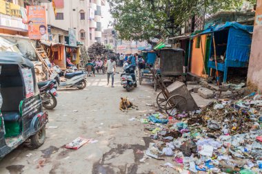 Varanasi, Hindistan - 25 Ekim 2016: Varanasi, Hindistan Merkezi pis sokakta