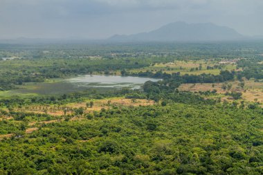 Sigiriya, Sri Lanka yakınındaki manzara. Sigiriya tankı (Sigiri Wewa)