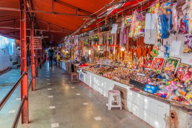 Delhi, Hindistan - 24 Ekim 2016: Dini Pazar Delhi, Hindistan Shri Kalkaji mandire temple yakınındaki.