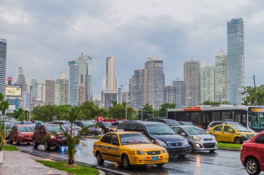 Panama City, Panama - 30 Mayıs 2016: Trafik sıkışıklığı Balboa avenue ve gökdelenler Panama City'deki bir manzarası